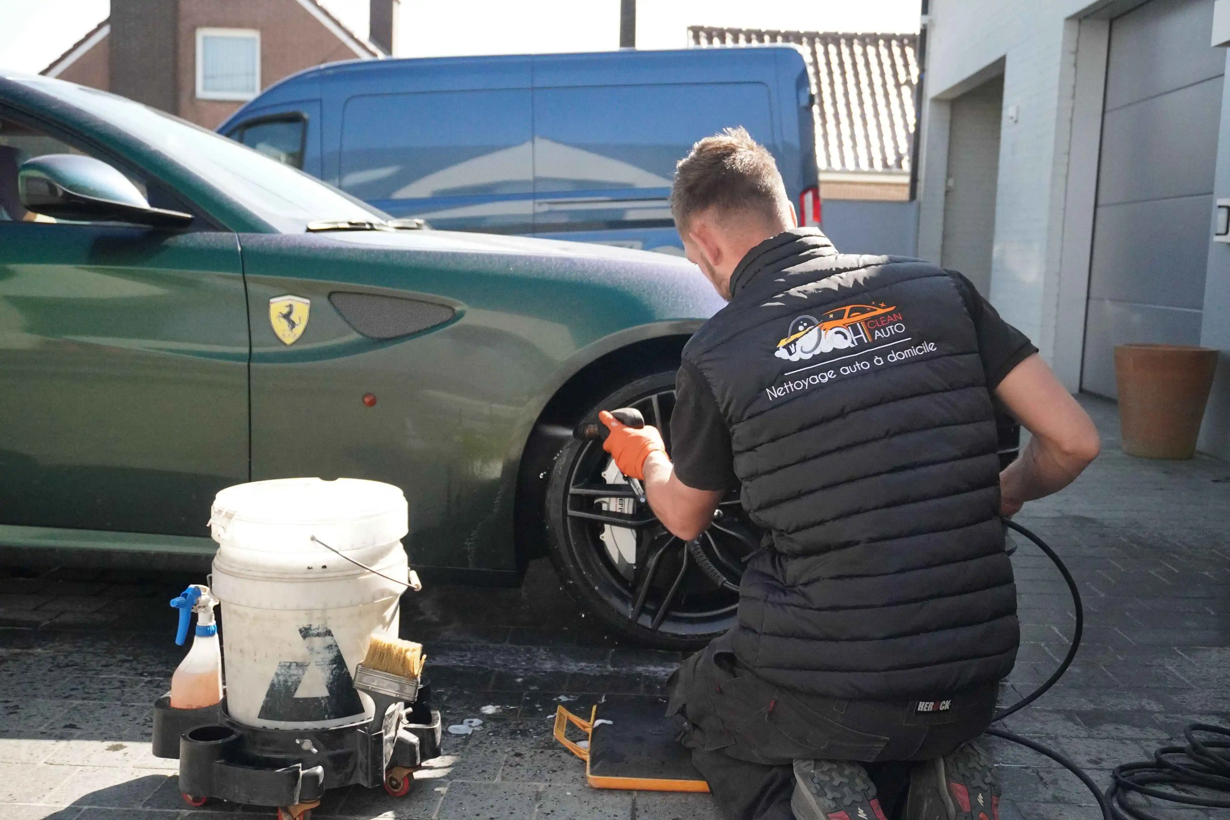 Lavage extérieur manuel voiture premium